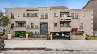 Building Photo - 4466 Coldwater Canyon Ave