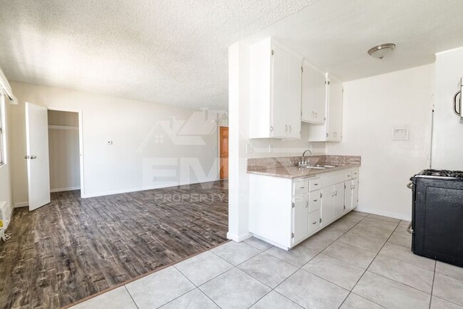 Building Photo - 2 bed 1 bath unit in Inglewood 90302
