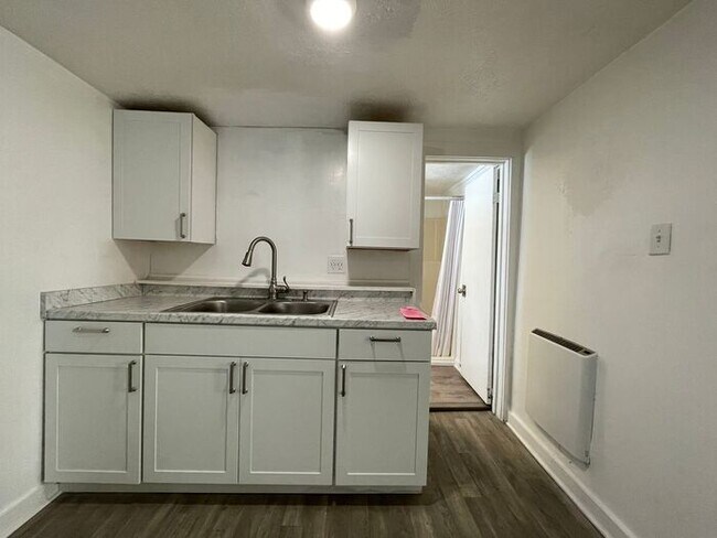 Foto del edificio - Charming 1-Bedroom Home in a Convenient Lo...
