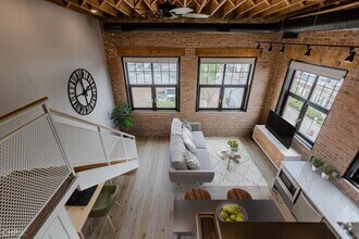 Building Photo - 729 N Sangamon St