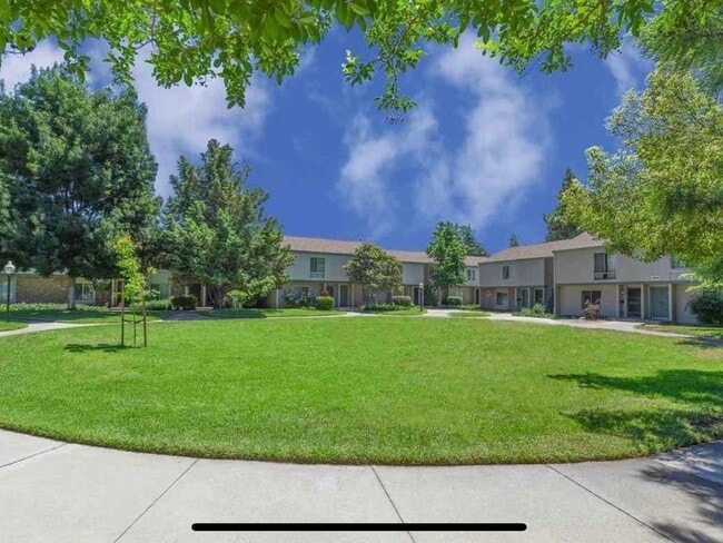Building Photo - 2 Bedroom Townhome in Concord