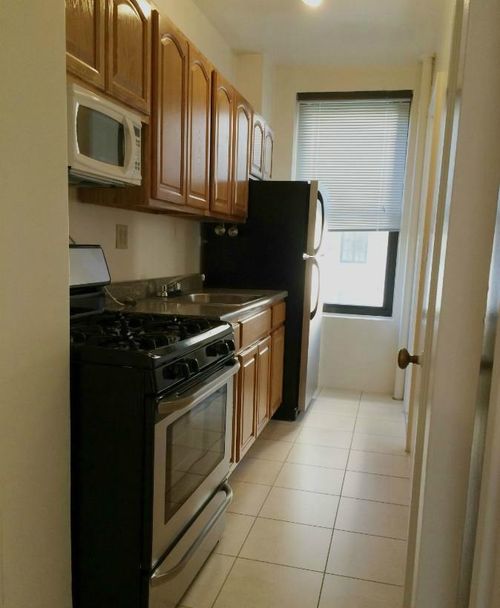 Building Photo - 142 7th Ave