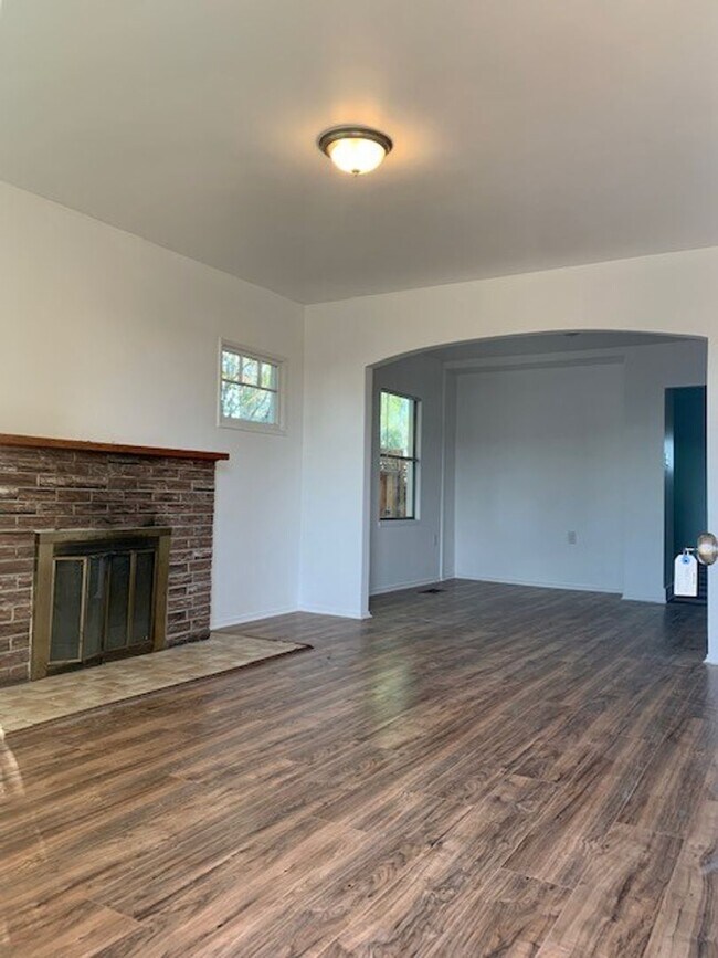 Building Photo - Beautiful Modern 2 Bedroom House