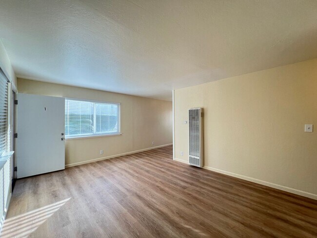 Building Photo - NB EBN T 22202