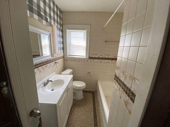 Foto del edificio - Recently Renovated Two Bedroom Coming Avai...