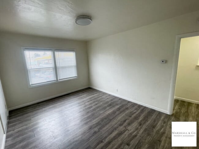 Building Photo - UPDATED TOP FLOOR 2BR/1BA IN SMALL AND QUI...