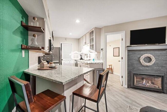 Foto del edificio - Convenient to everything 2-bedroom 1 bathroom condo in West Lakewood/ Sloan's Lake.