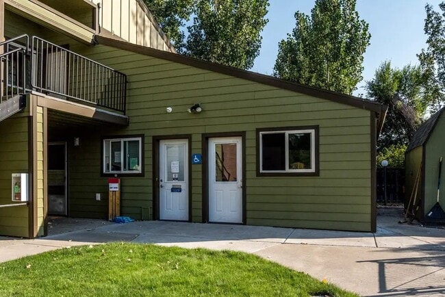 Building Photo - 2210 SW 19th St