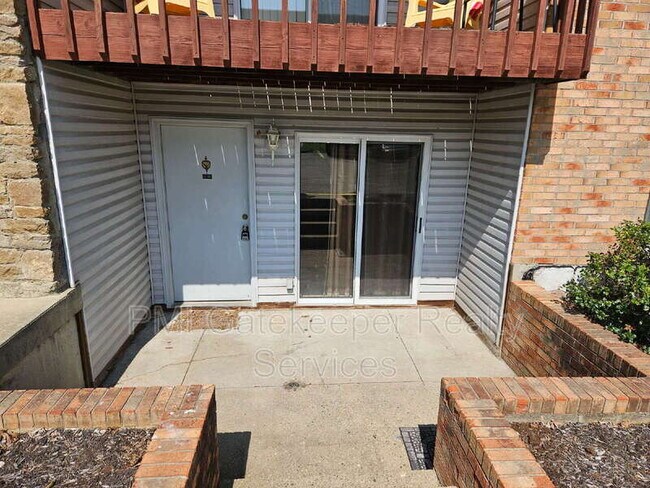 Building Photo - 5385 Camelot Dr