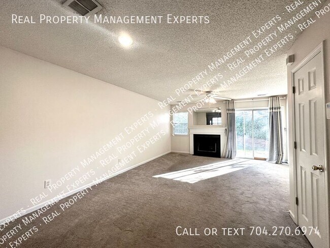 Foto del edificio - Beautiful 2BR/2.5BA Townhouse Close to UNC...