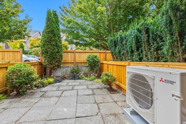Building Photo - Immaculate AIR CONDITIONED Townhome in Cov...