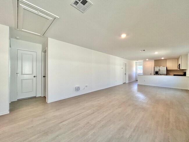 Foto del edificio - Charming 3/BR 2/BA Home with Spacious Backyard & Natural Light