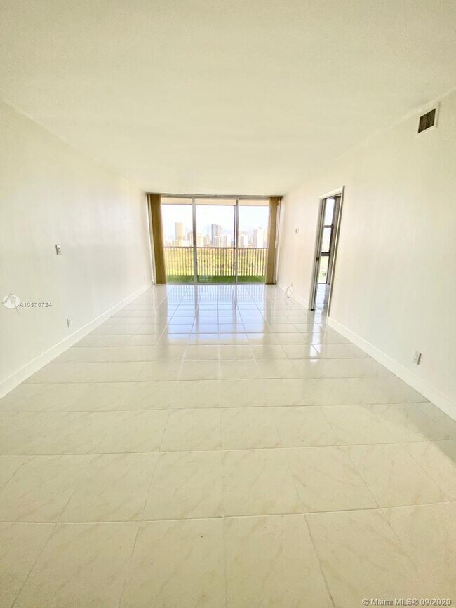 Foto del edificio - 20301 W Country Club Dr