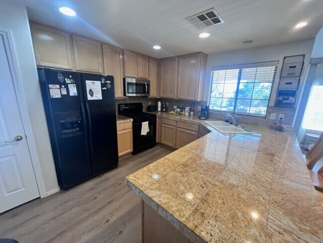 Building Photo - 2 bed / 2 bath Gorgeous Painted Desert Gua...