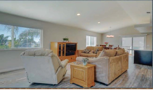 Interior Photo - Emerald Pacific