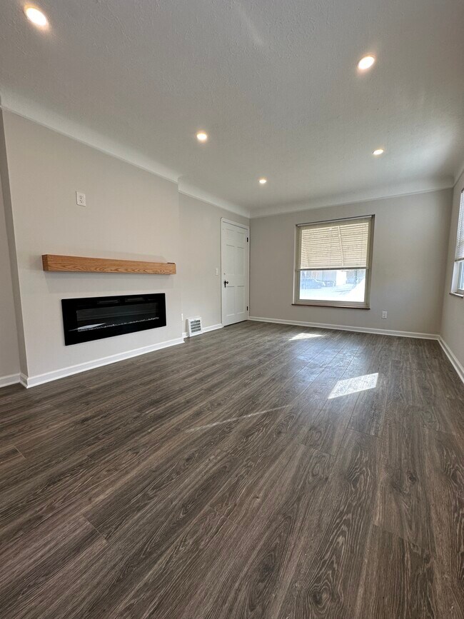 Foto del edificio - 14010 Lakewood Heights Blvd