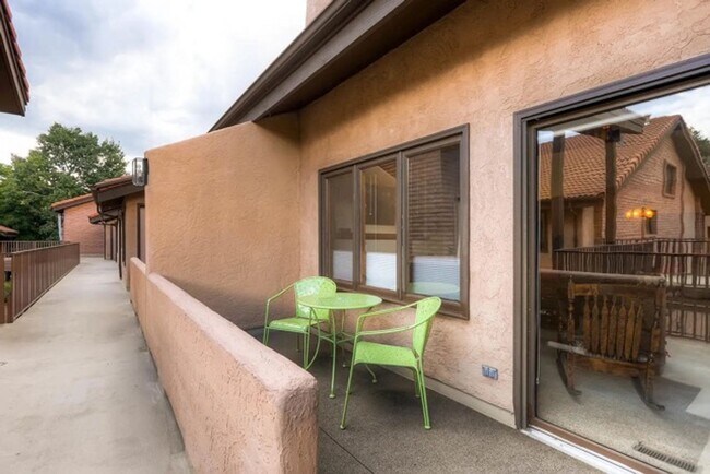 Building Photo - Spacious 2Bd/2.5Ba Luxury Loft-Style Condo in Frasier Meadows