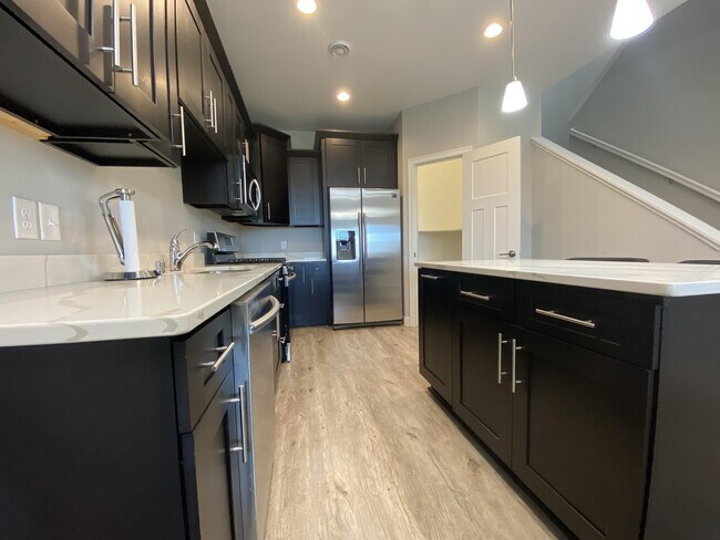 Building Photo - 692 Stone Haven Dr NE