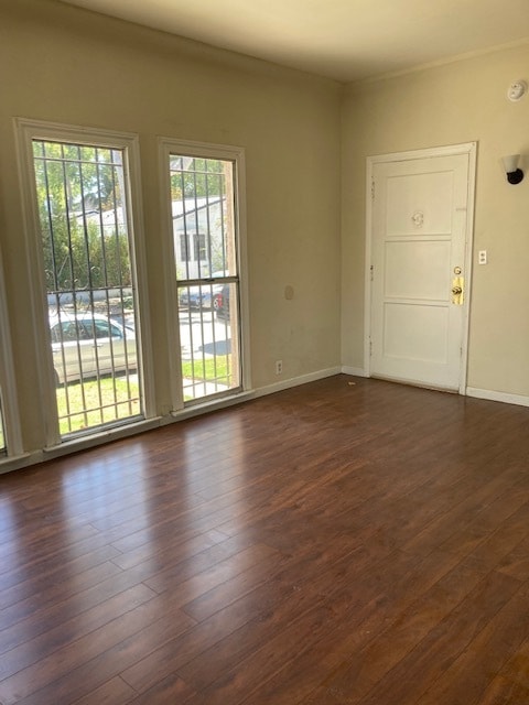 Spacious living room - 2515 W 42nd St