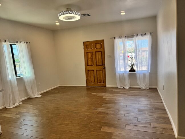 Building Photo - 1416 N El Rio Dr