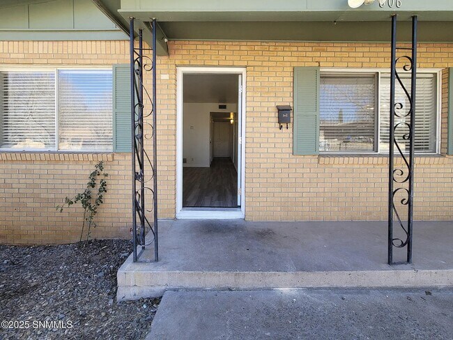 Building Photo - 606 Maple St