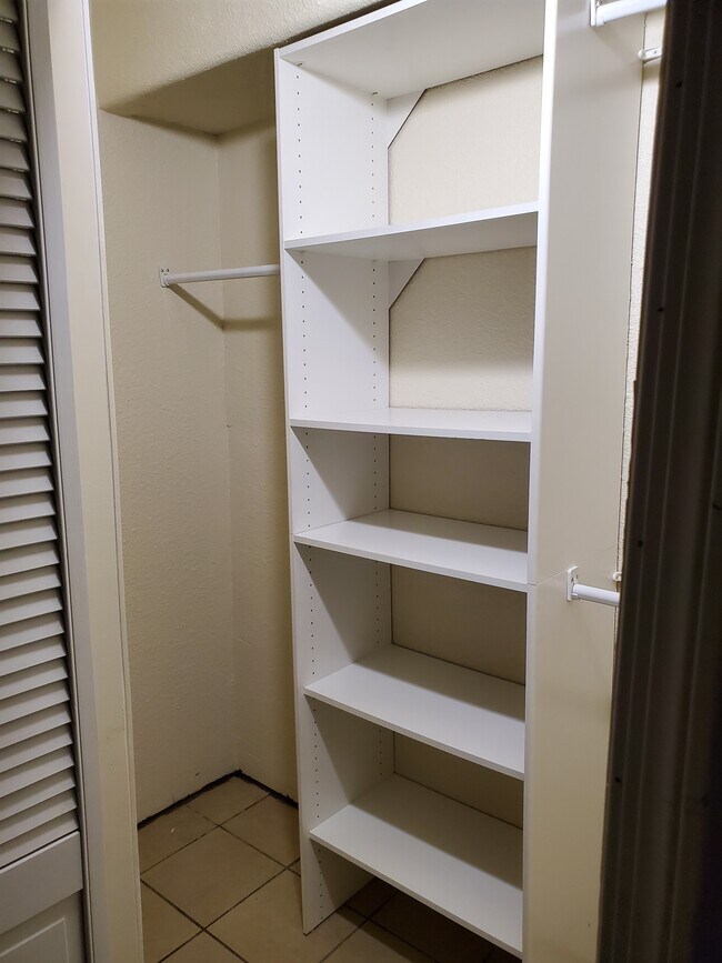 Walk-in-closet - 1905 W 16th Plz