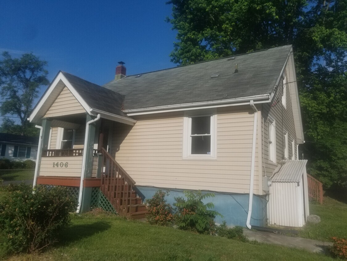 Primary Photo - 1406 Gilbert Rd NW