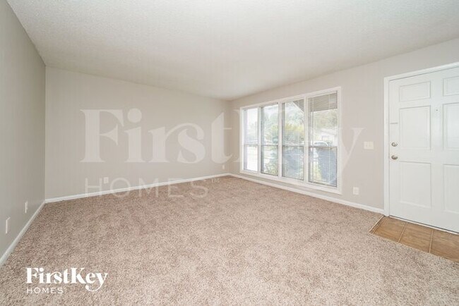 Foto del edificio - 5538 Lofty Pines Cir S
