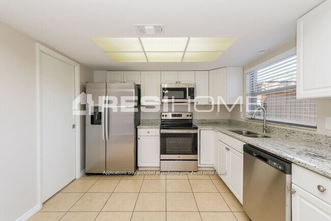 Building Photo - 2038 Los Lomas Dr