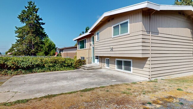 Foto del edificio - Location, Location, Location! - Four Bedroom house located minutes from Des Moines Waterfront