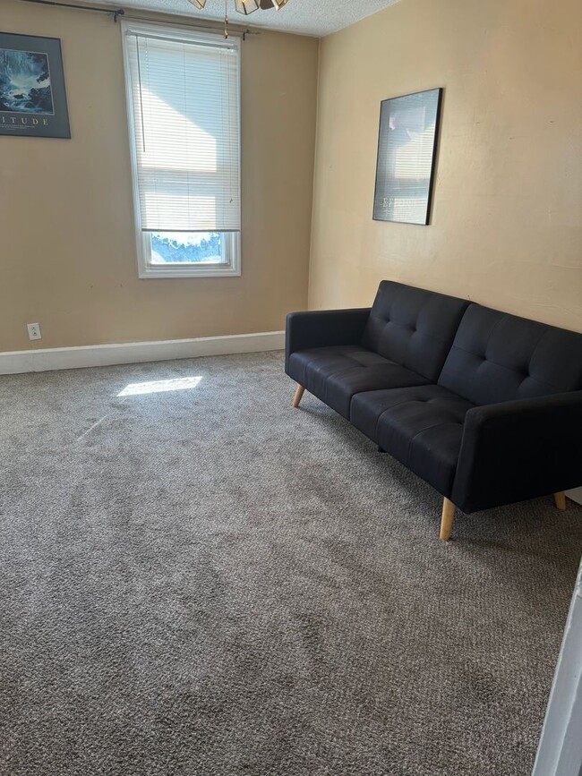 Building Photo - Knoxville 37914 - 2 bedroom, 1.5 Bath - Co...