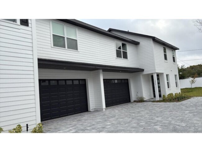 Foto del edificio - Great 3 bed 2.5 bath Duplex with Den and FENCED patio