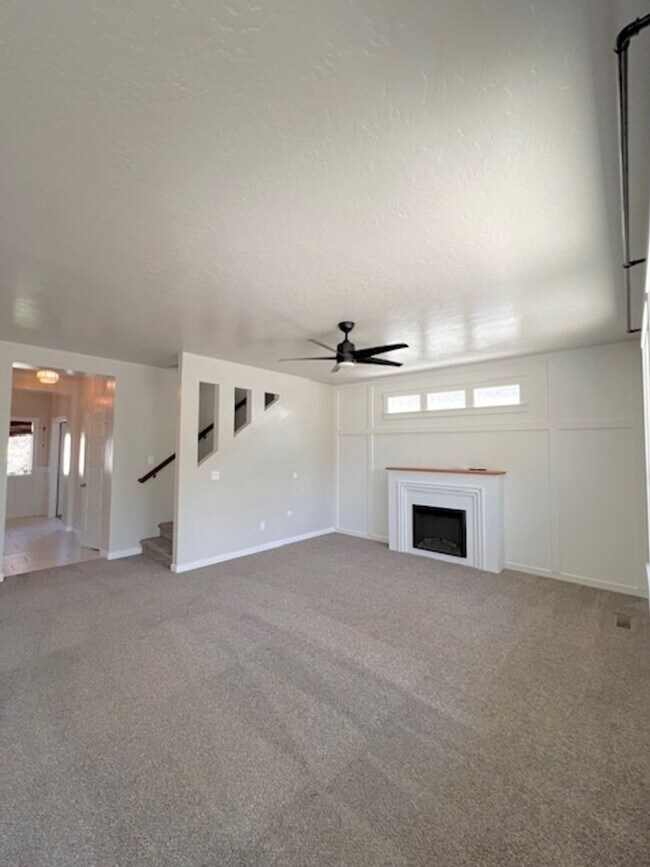 Foto del edificio - Beautiful 4 Bed, 2.5 Bath Plus Office in S...