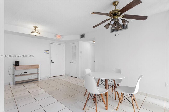 Foto del edificio - 9440 W Bay Harbor Dr