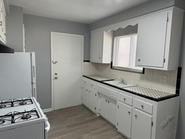 Building Photo - LaMor Plaza 15333