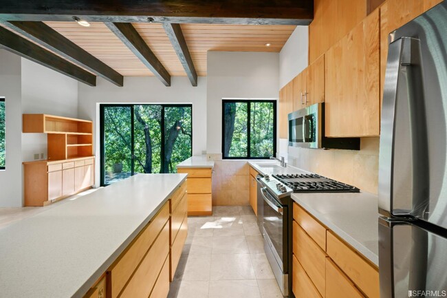 Building Photo - 1350 Grand View Dr