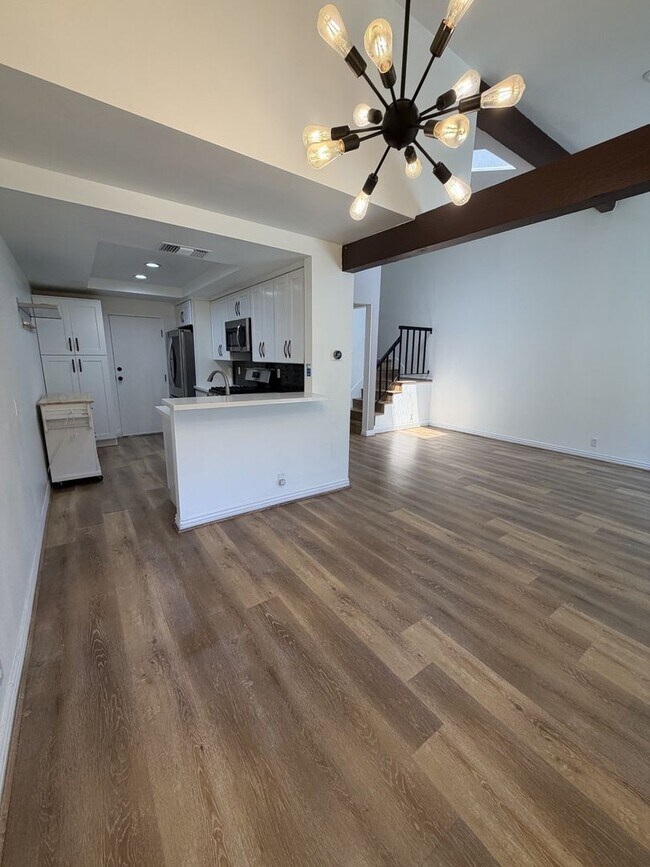 Foto del edificio - Updated modern townhouse 3 bed 1.5 bath