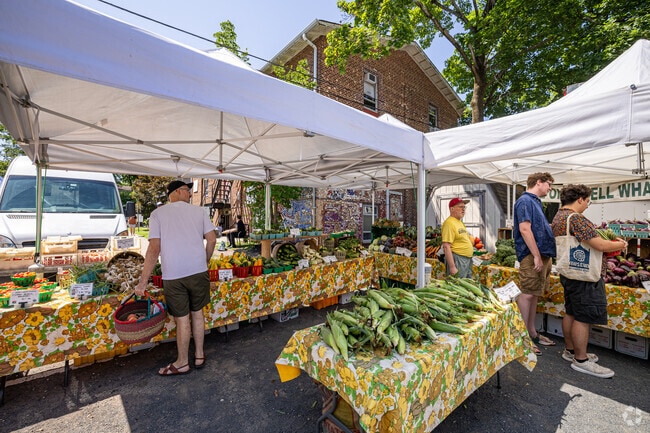 Seasonal farmers market brings fresh finds to Highland Park.