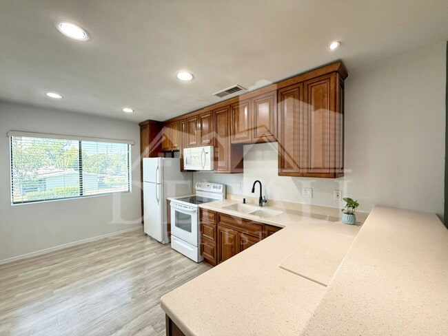 Building Photo - 749 E Montebello Ave