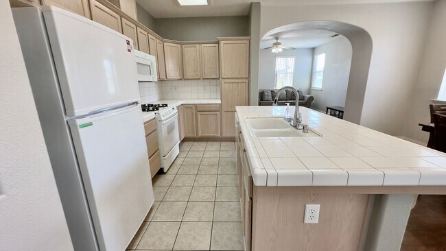 Foto del edificio - $2,050 Willow & Shepherd, 2 Bedroom + offi...