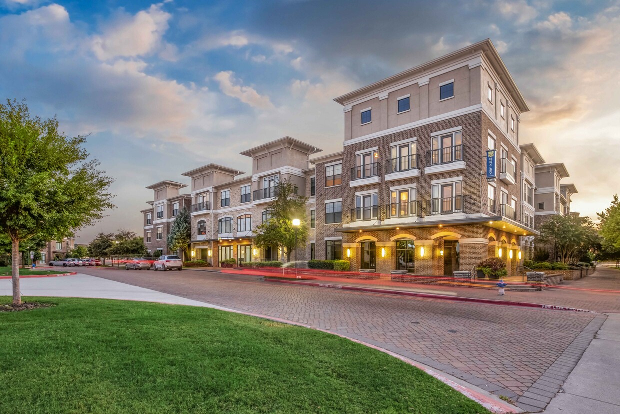 Bienvenido a casa en Bexley Lake Forest Apartments - Bexley Lake Forest