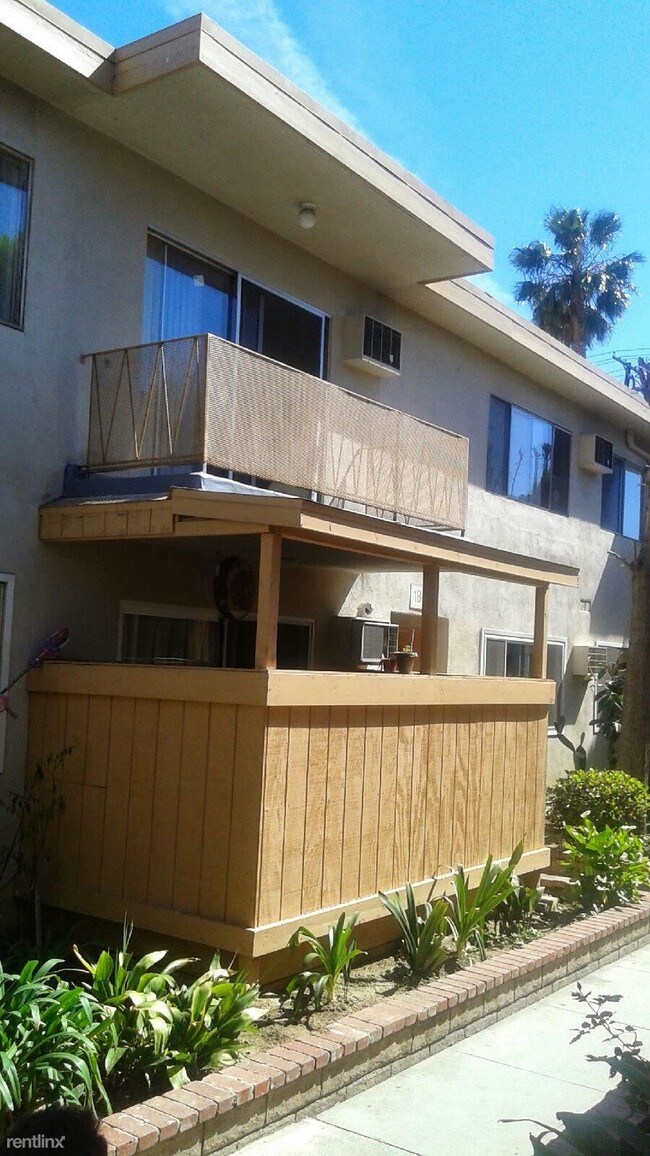 Building Photo - 14015 Oxnard St