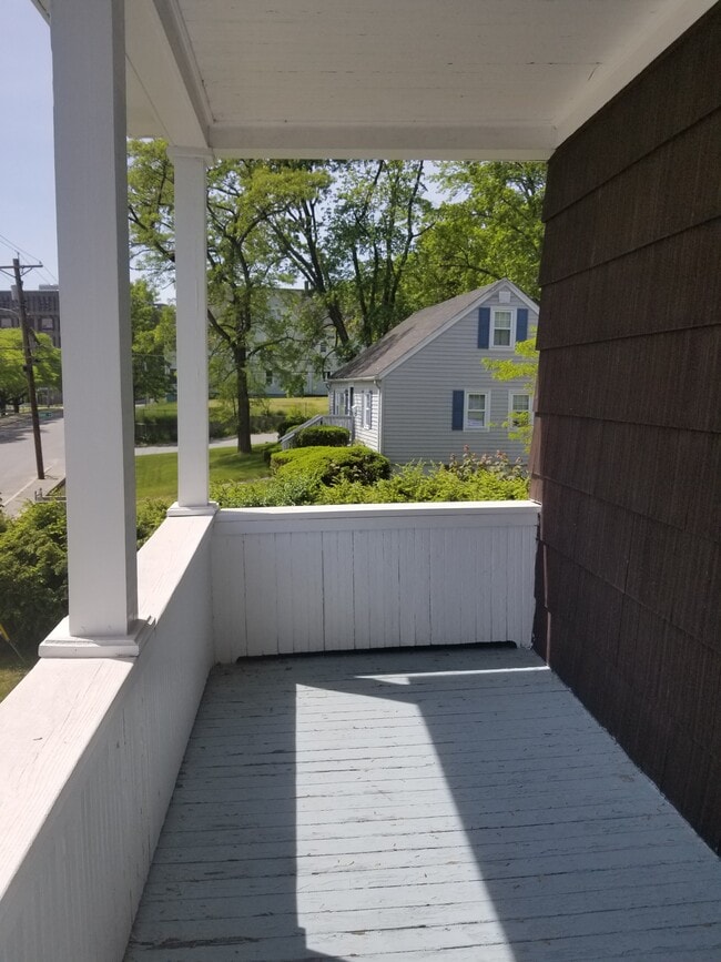Building Photo - 324 Riverside St