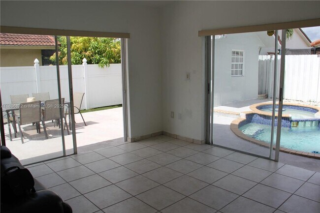 Foto del edificio - 5402 SW 144th Ct