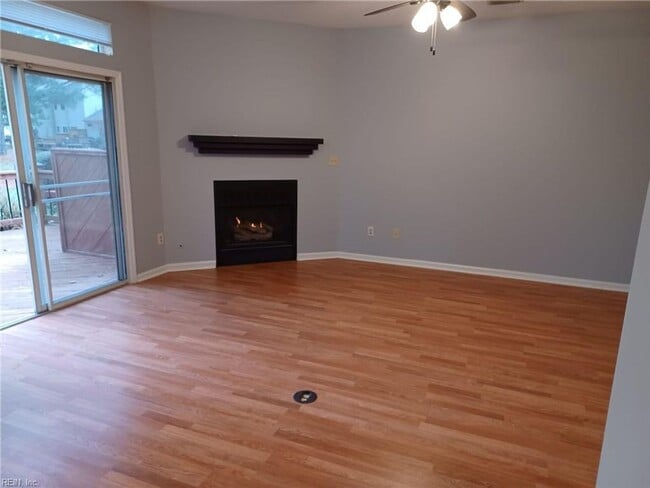 Building Photo - 1332 Lake Dr