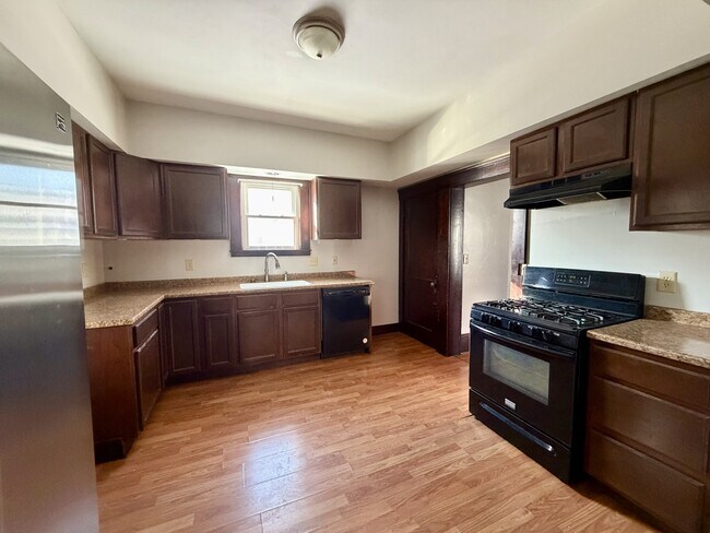 Foto del edificio - 107 Maple Ave