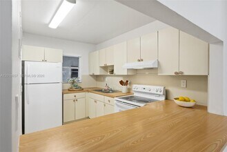 Building Photo - 305 W 68th St