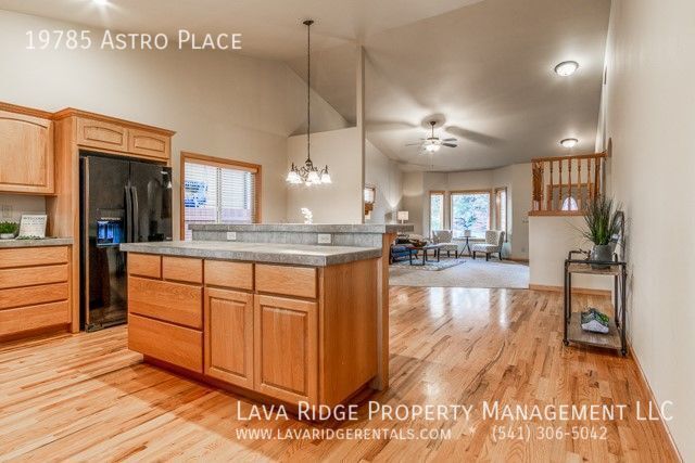 Foto del edificio - 19785 Astro Pl