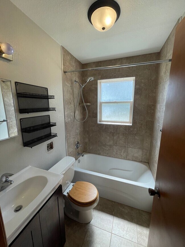 Foto del edificio - 1344 Meadow Ln