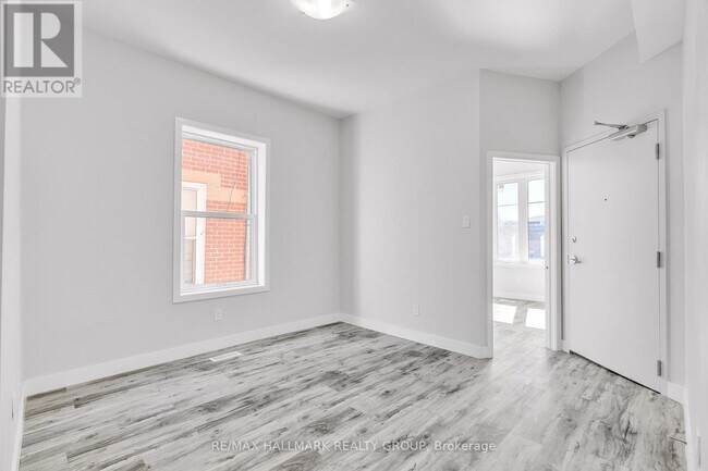Building Photo - 261-261 Somerset St. E